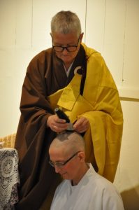 Ein wichtiger Moment der Zeremonie: das Abschneiden des letzten Haarbüschels