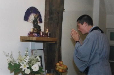 Marjita vor dem Altar (1999)