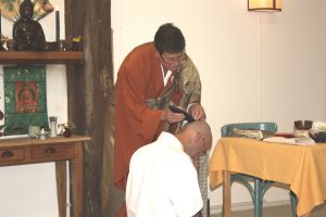 Jiun Roshi rasiert Kyogen während seiner Ordination zum Unsui den Kopf