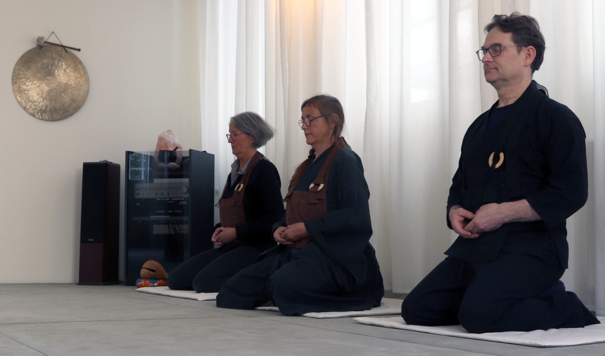 Frank Hoshin Richter (rechts) mit zwei weiteren Zen-Lehrerinnen im Zendo Hamburg-Altona