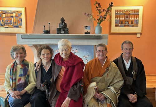Ordination zur Zen-Lehrer*in von Ciska Matthes u. Stef Lauwers (2024). V.l.n.r. Riët Aarsse, Ciska Hosen, Jotika, Jiun Roshi und Stef Hosan.